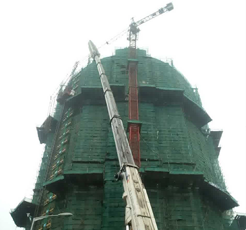 乃东吊车在工地上作业